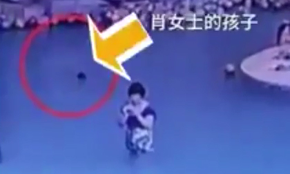 Bé 4 tuổi chết đuối trong bể bơi ngay cạnh mẹ vì... mẹ mải nhắn tin