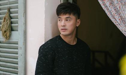 Ưng Hoàng Phúc thảnh thơi thưởng thức cà phê, đọc báo