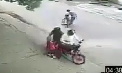 Bắt cóc trẻ em táo tợn giữa ban ngày trong chớp nhoáng