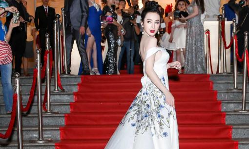 Angela Phương Trinh khoe lưng trần quyến rũ giữa rừng mỹ nhân Việt