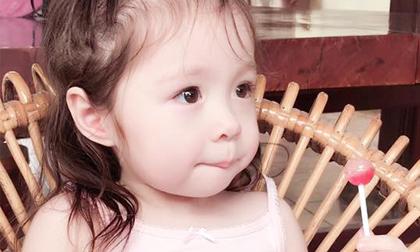 Chỉ là ăn kẹo mút thôi, Cadie vẫn đáng yêu không cưỡng nổi