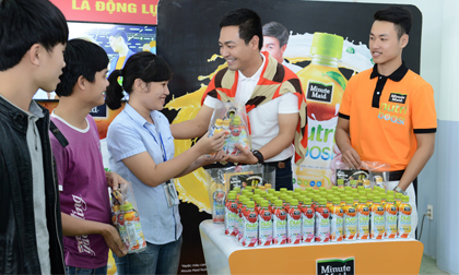 Đại sứ thương hiệu Nutriboost trao quà Tết sớm cho người lao động