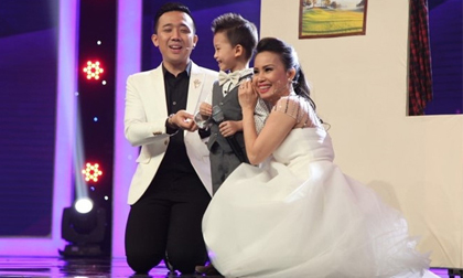 'Thần đồng bolero' 4 tuổi 'đốn tim' khán giả với giọng hát ngọt ngào