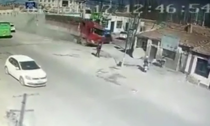 Xe tải mất phanh, san bằng 3 ngôi nhà, khiến 5 người thiệt mạng trong chớp mắt