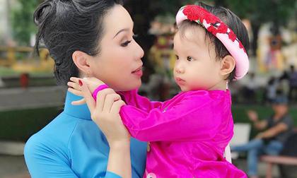 Mẹ con Trịnh Kim Chi xúng xính diện áo dài đón Tết