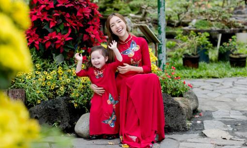 Cadie Mộc Trà tươi tắn “làm duyên” trong bộ ảnh đón Tết cùng mẹ Elly Trần