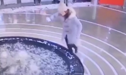 Mải mê cắm mặt vào điện thoại và cái kết bất ngờ