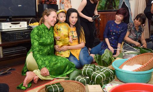 Á hậu Trịnh Kim Chi hướng dẫn Tổng lãnh  sự Mỹ gói bánh chưng