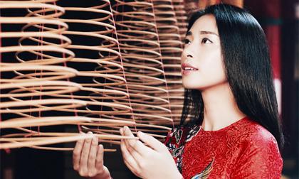 'Đả nữ màn ảnh Việt' cũng có lúc đẹp dịu dàng đến thế này!