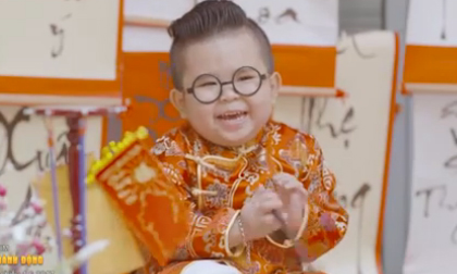 'Ông đồ nhí' Ku Tin đọc thơ chúc Tết cực đáng yêu