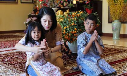 Gia đình Thu Phương xúng xính đi hái lộc vào đầu năm mới