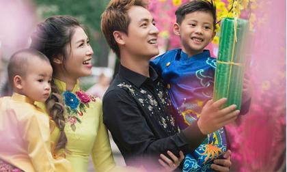 Gia đình Đăng Khôi hạnh phúc bên nhau đi xin chữ đầu năm