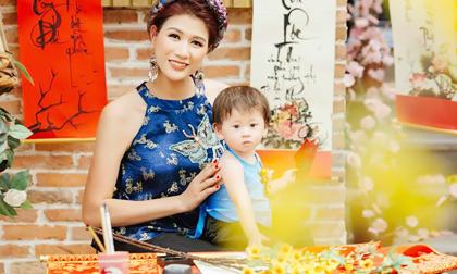 Mẹ con Trang Trần diện áo dài rạng rỡ ngày xuân