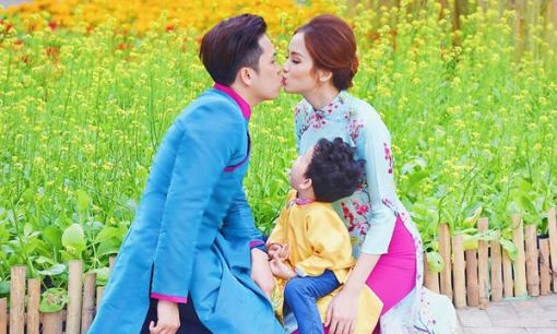 Con trai hoa hậu Diễm Hương ghen vì bố mẹ hôn nhau