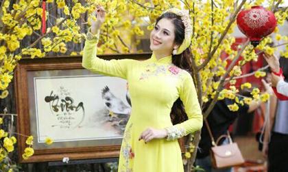 Lâm Chi Khanh rạng rỡ diện áo dài đi chơi xuân