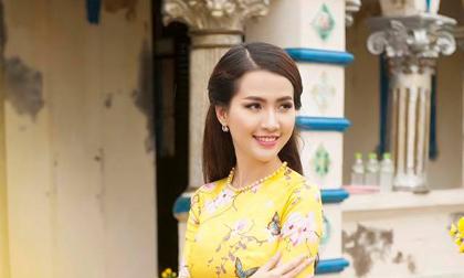 Phan Thị Mơ duyên dáng khi diện áo dài