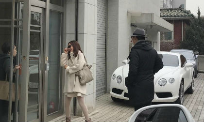 Vợ chồng Kim Tae Hee lái xe sang đi sắm đồ nội thất cho nhà mới? 