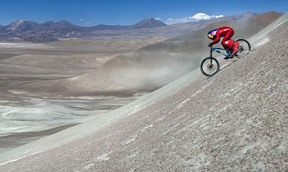 Kỷ lục thế giới: Phóng xe đạp lao dốc với tốc độ 164 km/h