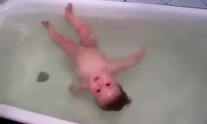 Trẻ sơ sinh tự bơi trong bồn tắm siêu đáng yêu