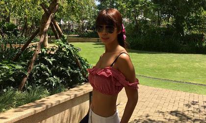 Siêu mẫu Hà Anh diện đồ mát mẻ khoe dáng cực chuẩn ở Sài Gòn