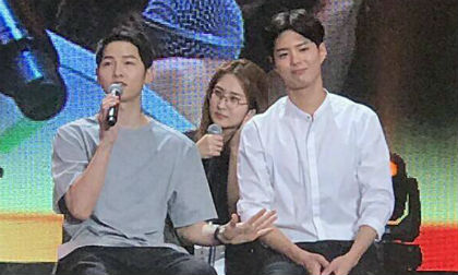 Song Joong Ki bất ngờ nhận được lời 'tỏ tình' từ đàn em Park Bo Gum 