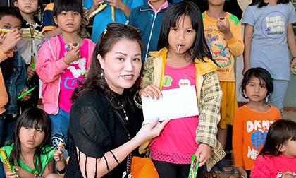 Doanh nhân Thân thiện Phan Thị Thu Thủy giản dị đi từ thiện đầu năm