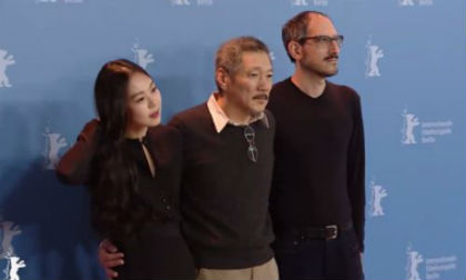 Đạo diễn già tình tứ ôm eo Kim Min Hee tại Liên hoan phim quốc tế Berlin 