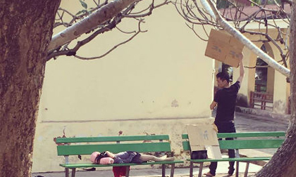 Cảnh người cha che chở con gái nhỏ trong sân bệnh viện lay động triệu trái tim