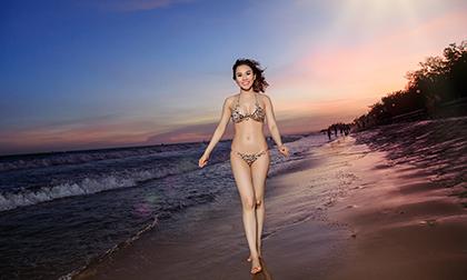 Hoa hậu Jenny Trần diện bikini khoe vóc dáng chuẩn tại biển quê nhà Phan Thiết