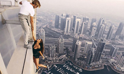 Thót tim xem mẫu nữ lơ lửng chụp ảnh trên nóc nhà 80 tầng