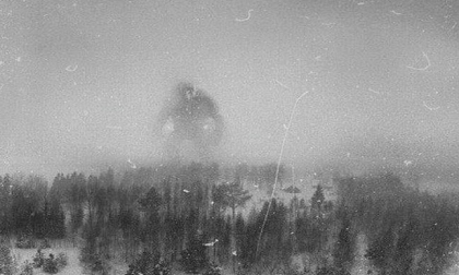 Bí ẩn về quái vật khổng lồ xuất hiện trong sương mù