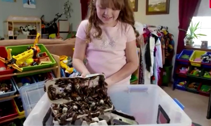 Rùng mình với bộ sưu tập thú cưng... hàng nghìn con gián của cô bé 9 tuổi