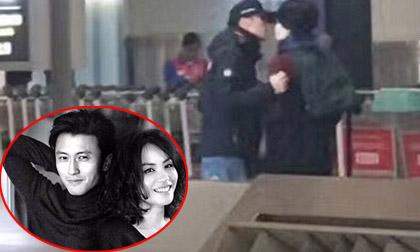 Giữa sân bay, Tạ Đình Phong và Vương Phi hôn nhau đắm đuối 