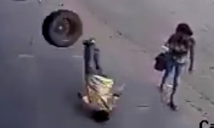 Chấn thương sọ não vì bất ngờ bị lốp ô tô văng trúng đầu khi đang đi bộ