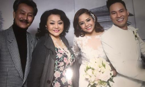 Danh ca Hương Lan bỏ về và bức xúc treo status vì Việt Hương diễn hài thô tục