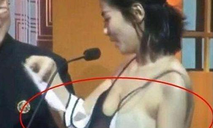 Lưu Đào bị tụt váy và 'dòm ngực' trên truyền hình