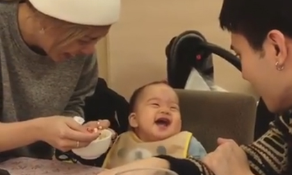 Đây chính là em bé vui vẻ nhất quả đất