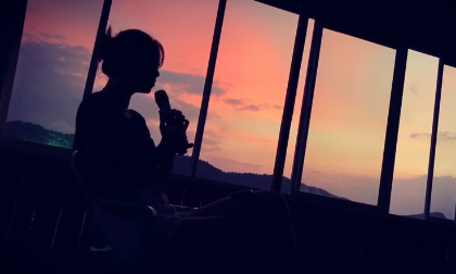 'Hoa hậu quốc dân' Phạm Hương khoe giọng hát ngọt ngào với hit 'Trót yêu'