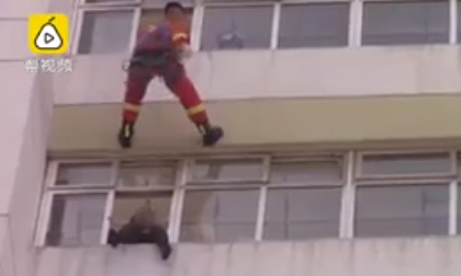 Lính cứu hỏa 'tung cước' cứu người định nhảy lầu tự tử