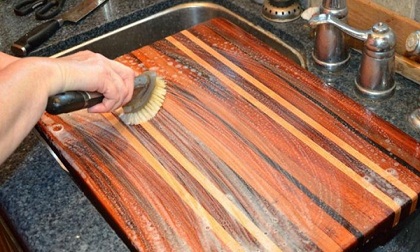 Cách làm sạch thớt gỗ,  loại bỏ 100% vi khuẩn chỉ từ 2 nguyên liệu