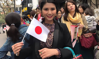 Hotgirl Mai Hana rạng rỡ đi đón Nhà vua và Hoàng hậu Nhật Bản