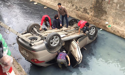 Ô tô lật ngửa dưới mương nước ở Hà Nội, nữ tài xế mắc kẹt
