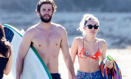 Cặp đôi Miley Cyrus - Liam Hemsworth khoe thân hình nóng bỏng trên bãi biển