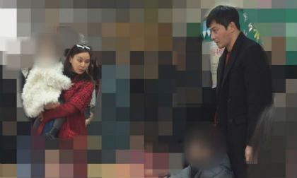 Lộ ảnh hiếm hoi vợ chồng tài tử Jang Dong Gun xuất hiện bên 2 con 