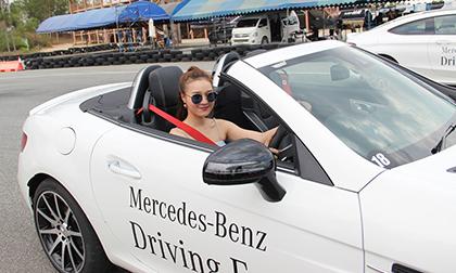 'Nàng Cám' Ninh Dương Lan Ngọc trổ tài cầm lái xế sang trên đất Thái