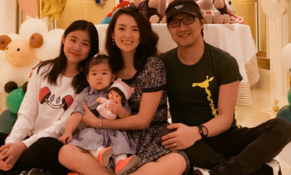 Cuộc sống hạnh phúc giản dị của Chương Tử Di khi làm mẹ