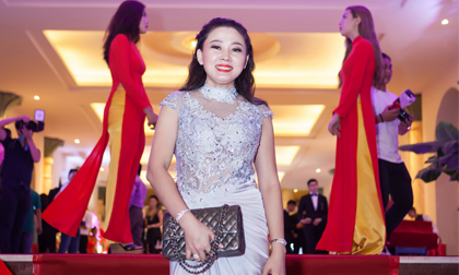 Nguyễn Kim Nhung khoe vẻ đẹp gợi cảm tại sự kiện