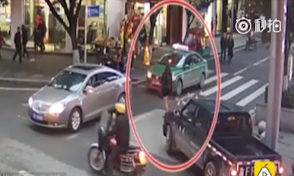 Cô gái trẻ ném hơn 50 triệu tiền mặt khắp phố vì... chán đời