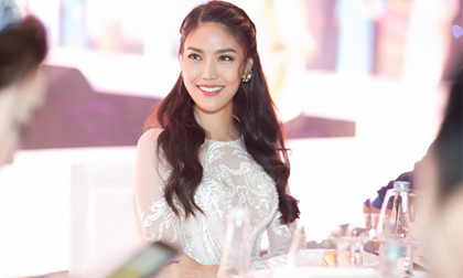 Lan Khuê duyên dáng, tinh khôi đồng hành cùng Lễ hội áo dài