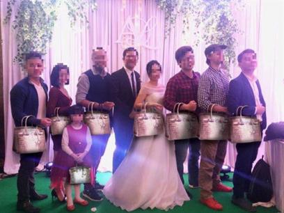 Hàng loạt chị em đi ăn cưới ai cũng 'xách túi Hermes 'bạch tạng'' 